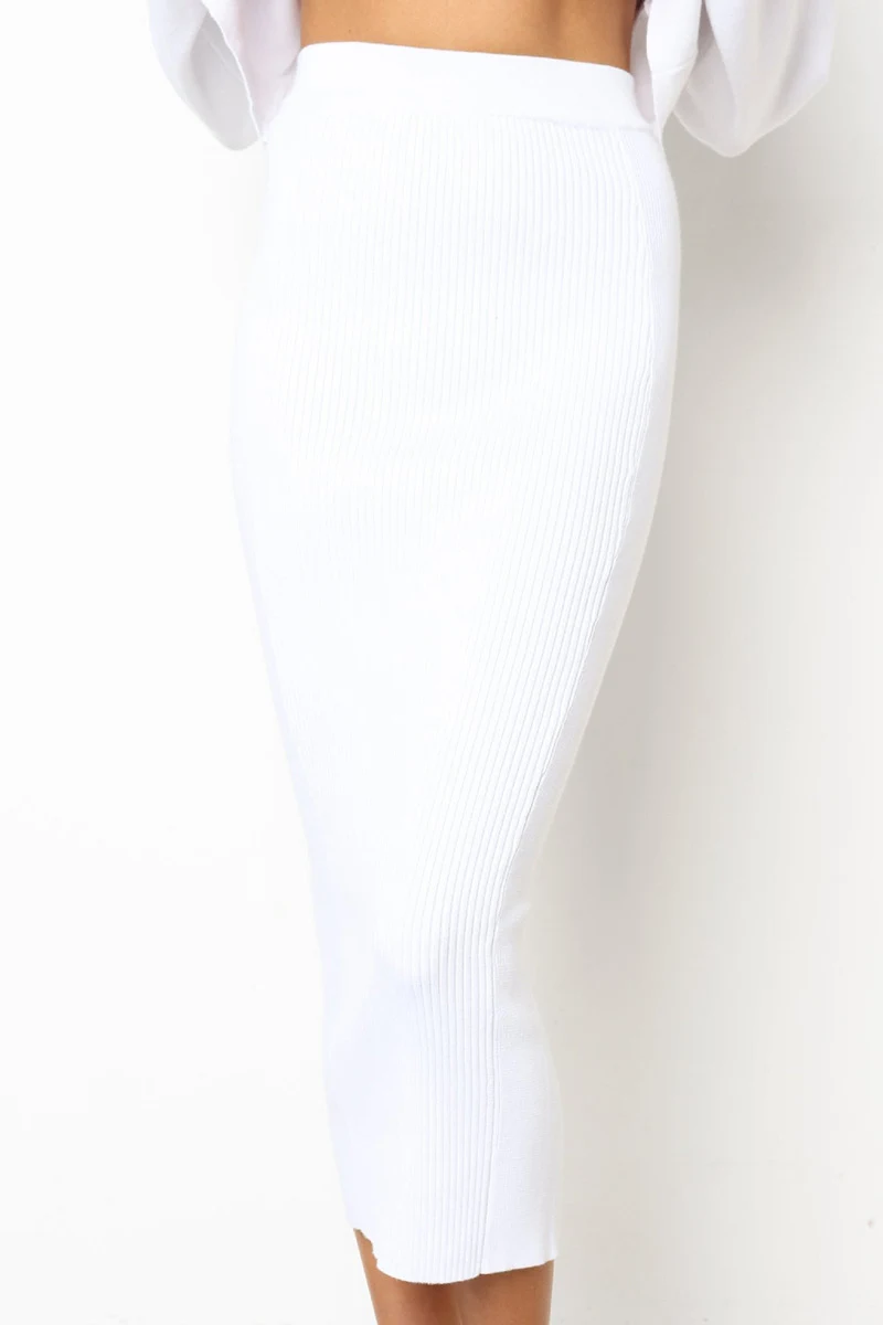 Saia feminina fashion de cintura alta com detalhe, perfeita para um look estiloso, valorizando a silhueta e proporcionando conforto. — foto 1