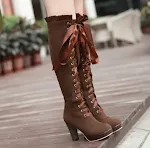 Botas Altas Femininas de Salto Alto e Tiras em Veludo. Sinta a sofisticação e o conforto. Perfeitas para um visual elegante e marcante em qualquer ocasião. — foto 4