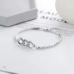 Pulseira feminina de corrente em prata 925, estilo retrô luxuoso e acessível. Ideal para adicionar um toque de elegância ao seu visual. — foto 1