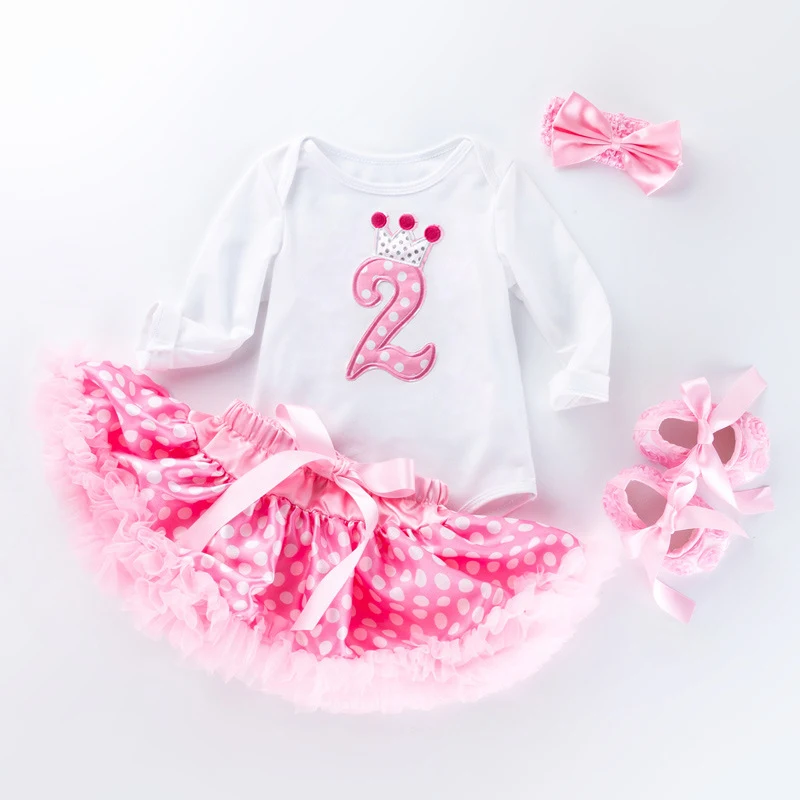 Title 7, Terno fashion com saia de bolinhas. Conjunto el...