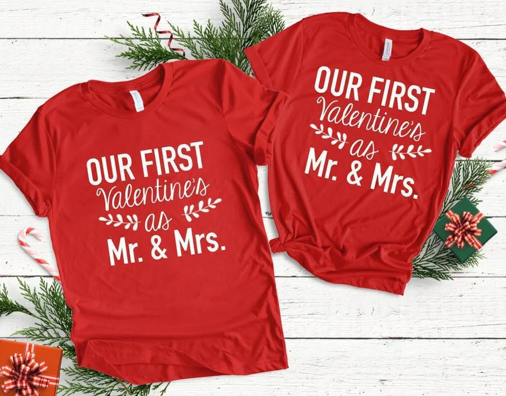 Creatieve Letters Effen Kleur Onze Eerste Valentijnsdag Meneer en Mevrouw Romantisch cadeau voor koppels, liefdevol. — foto 1