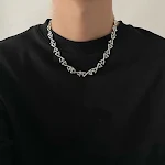 Pingente masculino fashion simples e estiloso, ideal para complementar seu visual com elegância e sofisticação. Um toque moderno e discreto. — foto 7