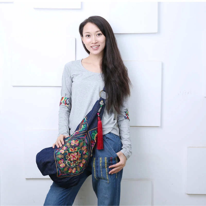 Bolsa de bordado vintage, ideal para guardar seus materiais de costura. Leve seus fios, agulhas e tesouras com estilo e praticidade. — foto 4