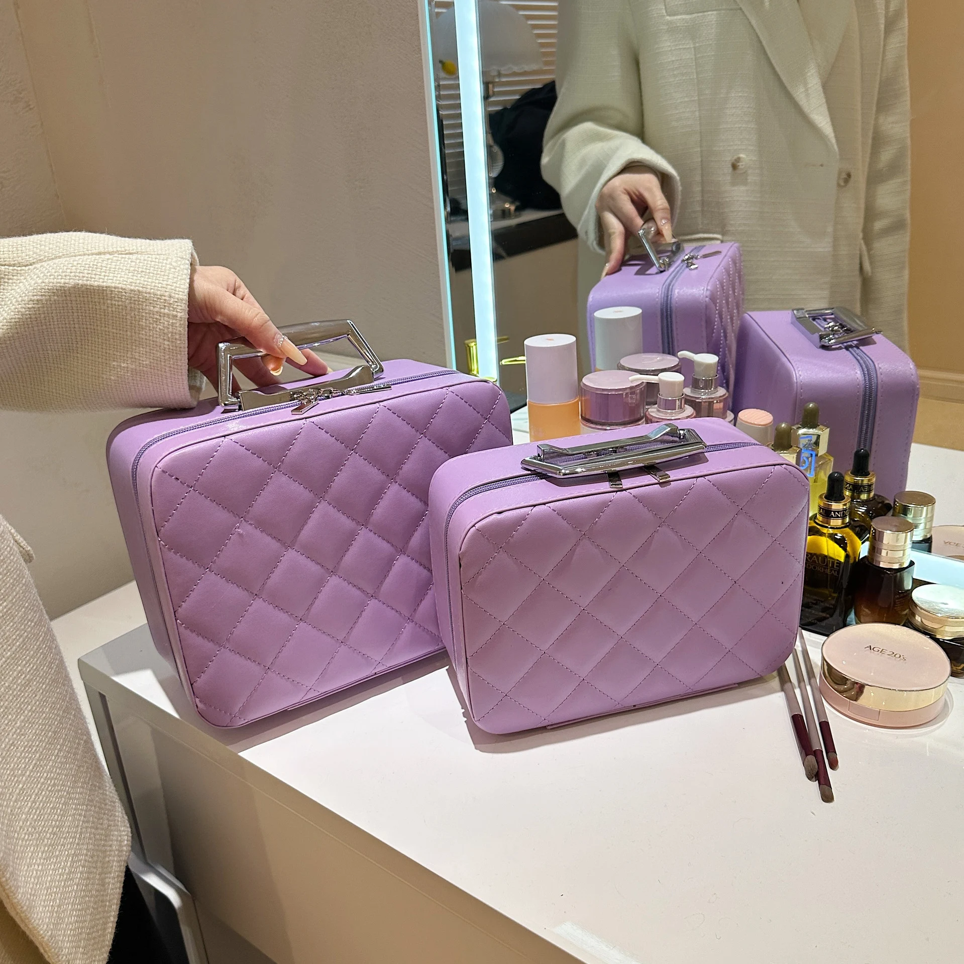 Bolsa de cosméticos com design de bordado de losango, alça, espelho e grande capacidade. Armazene maquiagem portátil e com estilo. — foto 8