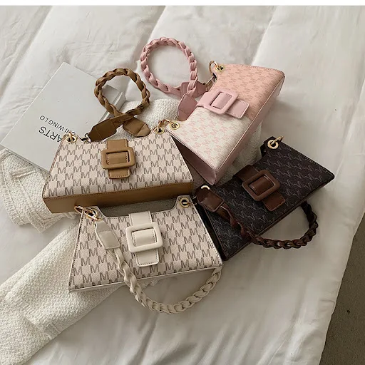 Title 1, One-shoulder and underarm crossbody bag. Effort...