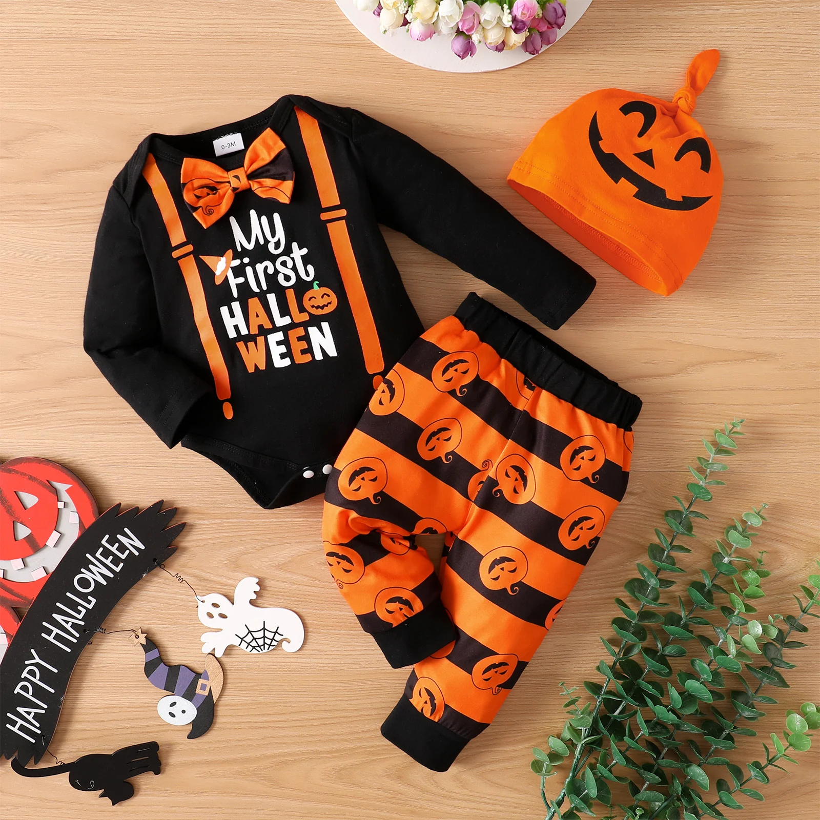 Top com estampa de letras de Halloween e calças com estampa de abóbora. Combine conforto e estilo para celebrar o Halloween de forma divertida. — foto 6