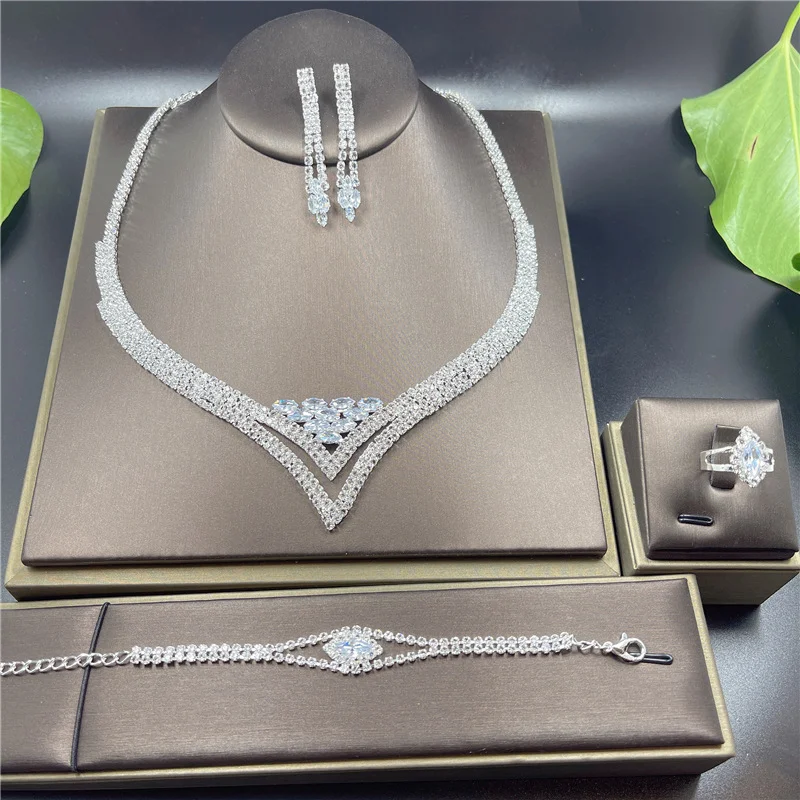 Title 2, Luxe sieradenset met strass, oorbellen, ketting...