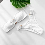 Damski biały kostium kąpielowy bikini z osobowością mody. Poczuj styl na plaży lub basenie. Komfort i modny wygląd. — zdjęcie 3