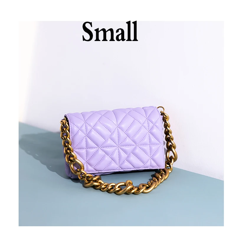 Bolsa quadrada pequena acolchoada, versátil, com corrente e alça de ombro única tipo envelope. Ideal para diversas ocasiões e estilos. — foto 9
