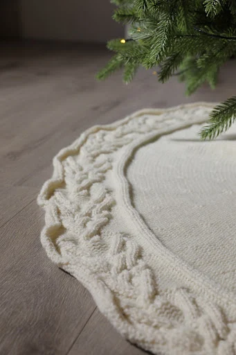 Title 6, Knitted Christmas Tree Bottom Apron Gift, a woo...