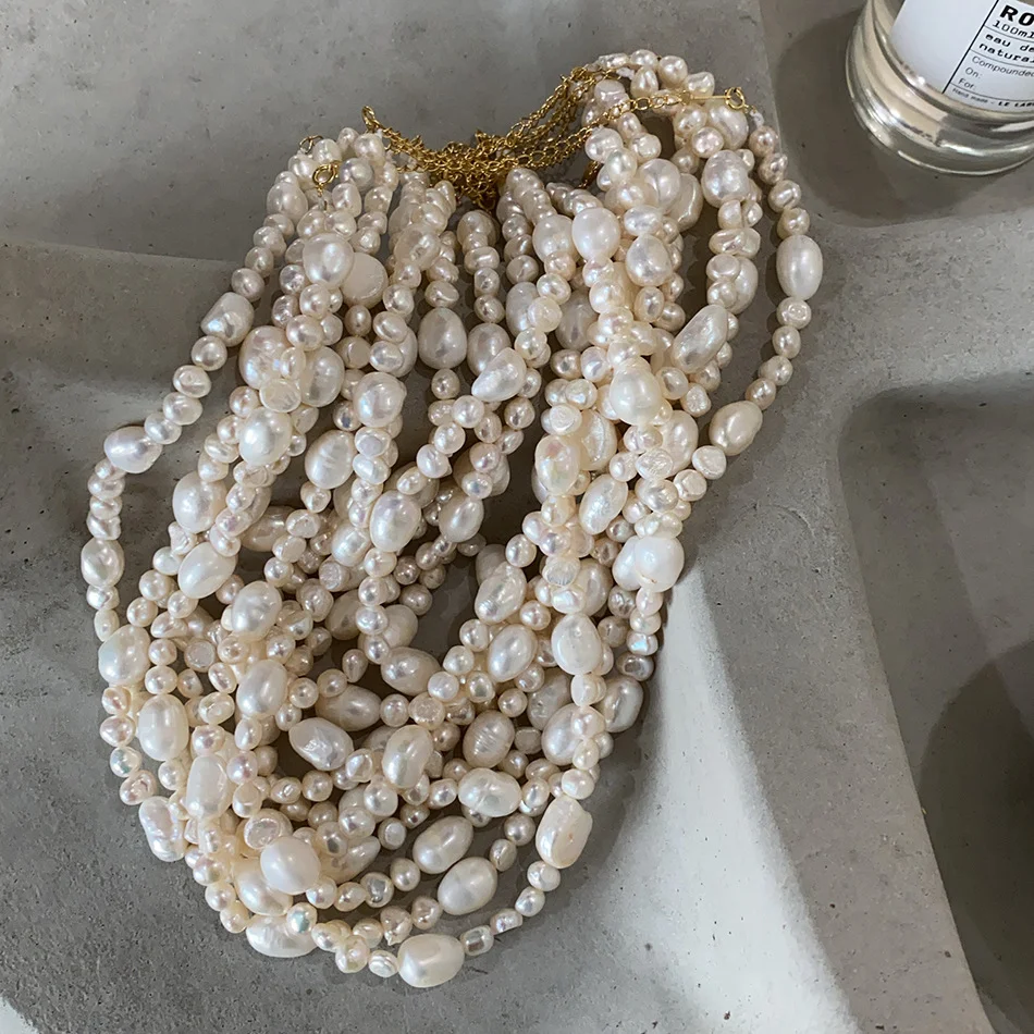 Colar de pérolas de arte elegante e simples. Um acessório atemporal que realça sua beleza e adiciona um toque de sofisticação. — foto 16