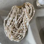 Colar de pérolas de arte elegante e simples. Um acessório atemporal que realça sua beleza e adiciona um toque de sofisticação. — foto 16