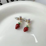 Brincos de botão de flor de morango com gota para mulheres, combinam com tudo e são fofos. Perfeitos para uso diário ou presentear. — foto 3