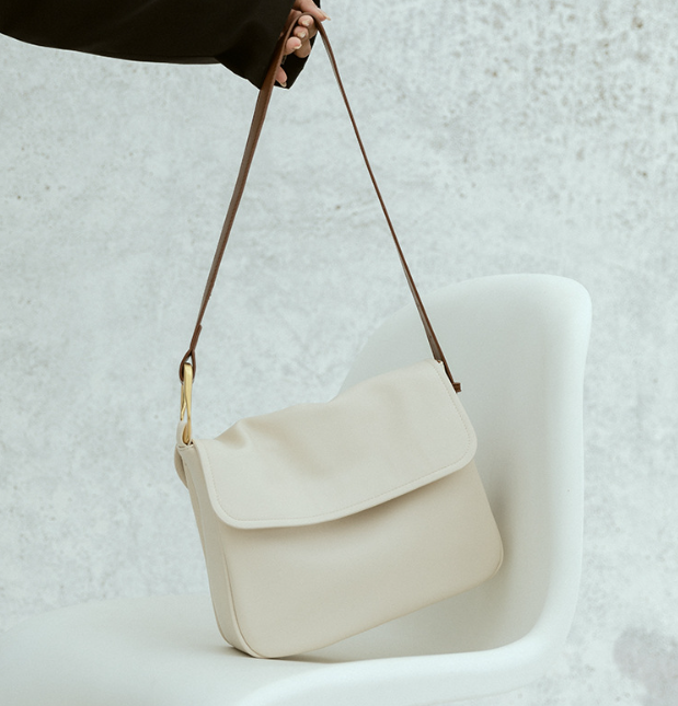 Bolsa grande super macia com alças largas e simples de ombro e transversal. Conforto e praticidade em um único acessório. — foto 11