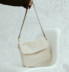 Bolsa grande super macia com alças largas e simples de ombro e transversal. Conforto e praticidade em um único acessório. — foto 11