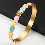 Pulseira feminina coração três cores aço titânio banhado a ouro 18K estilo universitário. Charmosa e elegante para complementar seu visual. — foto 1