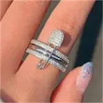 Anel de dedo de personalidade fashion feminino. Destaque seu estilo com este anel de punho para o dedo indicador, um acessório moderno. — foto 10