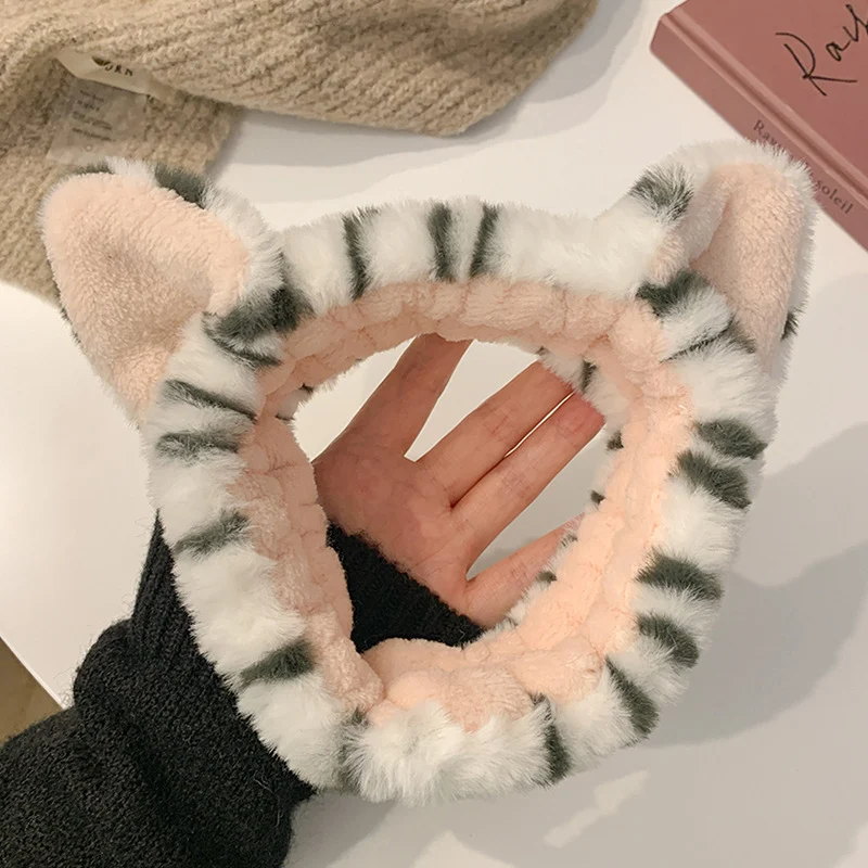 Tiara de Pelúcia para Cabelo com Tigre do Ano do Zodíaco Feminina, macia e adorável, perfeita para penteados festivos, adicionando um toque divertido e único. — foto 3