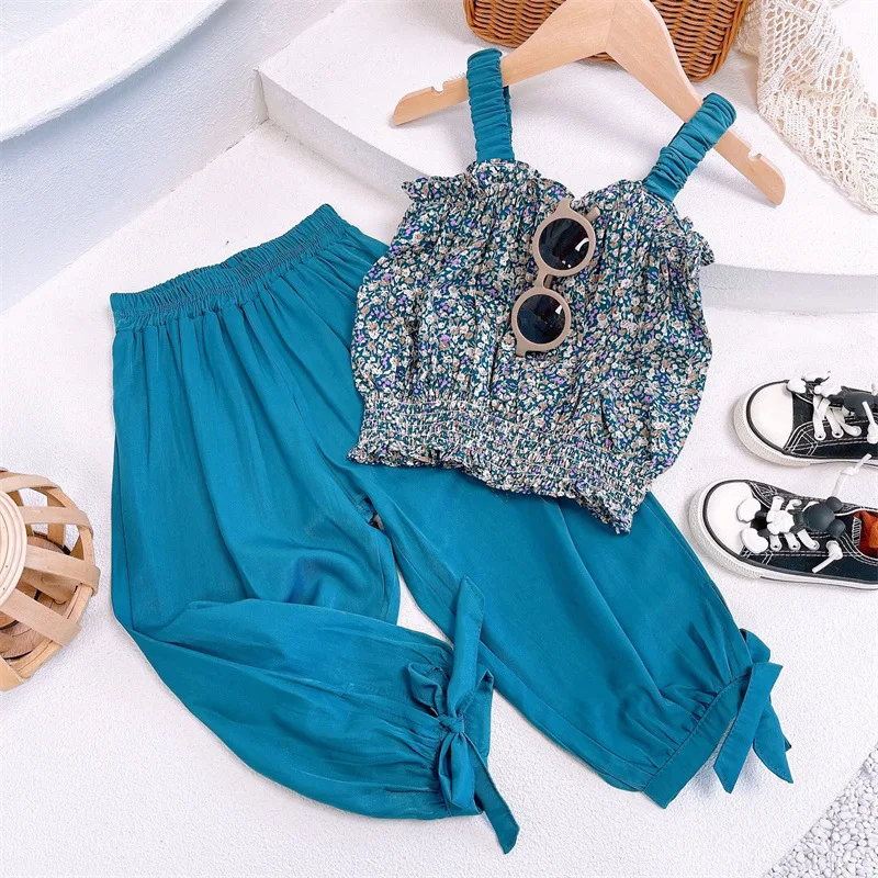 Conjunto floral coreano de verão, novo e estiloso, com top suspenso e calças. Perfeito para um visual moderno e fresco nos dias quentes. — foto 5