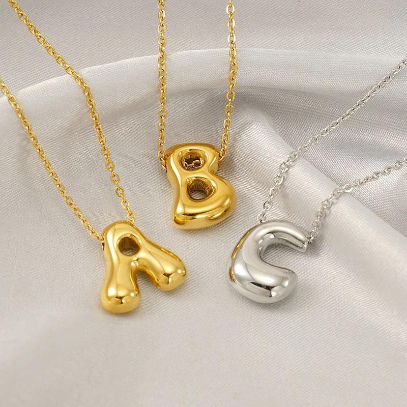 Colar Feminino com Letras Bolha Brilhantes. Destaque seu nome com este colar charmoso e personalizado. Um presente perfeito e único para mulheres. — foto 36