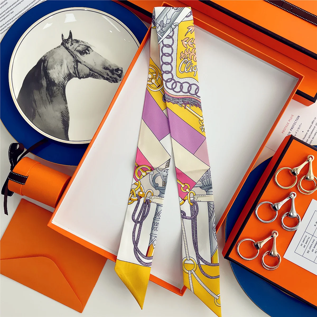 Bolsa de braço de moda com lenço de seda para um visual elegante e sofisticado. Leve seus pertences essenciais com estilo e conforto no dia a dia. — foto 24