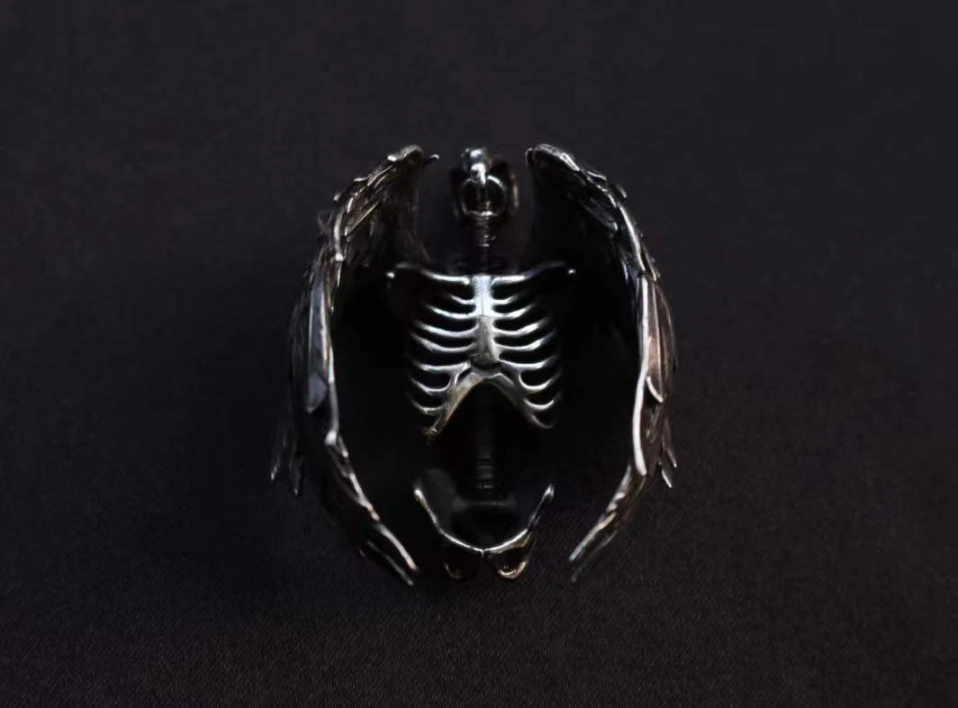 Pingente masculino vintage Old Guard em prata de lei. Um acessório clássico e elegante para homens, ideal para complementar seu estilo pessoal. — foto 4