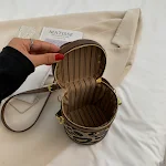 Bolsa de mão feminina de inverno com estampa de leopardo e rebites. Acessório fashion para mulheres, ideal para um visual estiloso no inverno. — foto 2