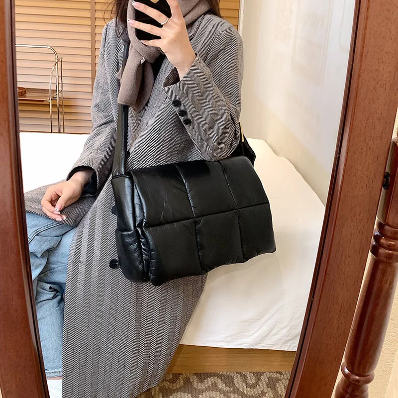 Bolsa mensageiro simples, xadrez e de cor sólida, com personalidade generosa e design de um ombro para uso diário. — foto 8