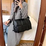 Bolsa mensageiro simples, xadrez e de cor sólida, com personalidade generosa e design de um ombro para uso diário. — foto 8