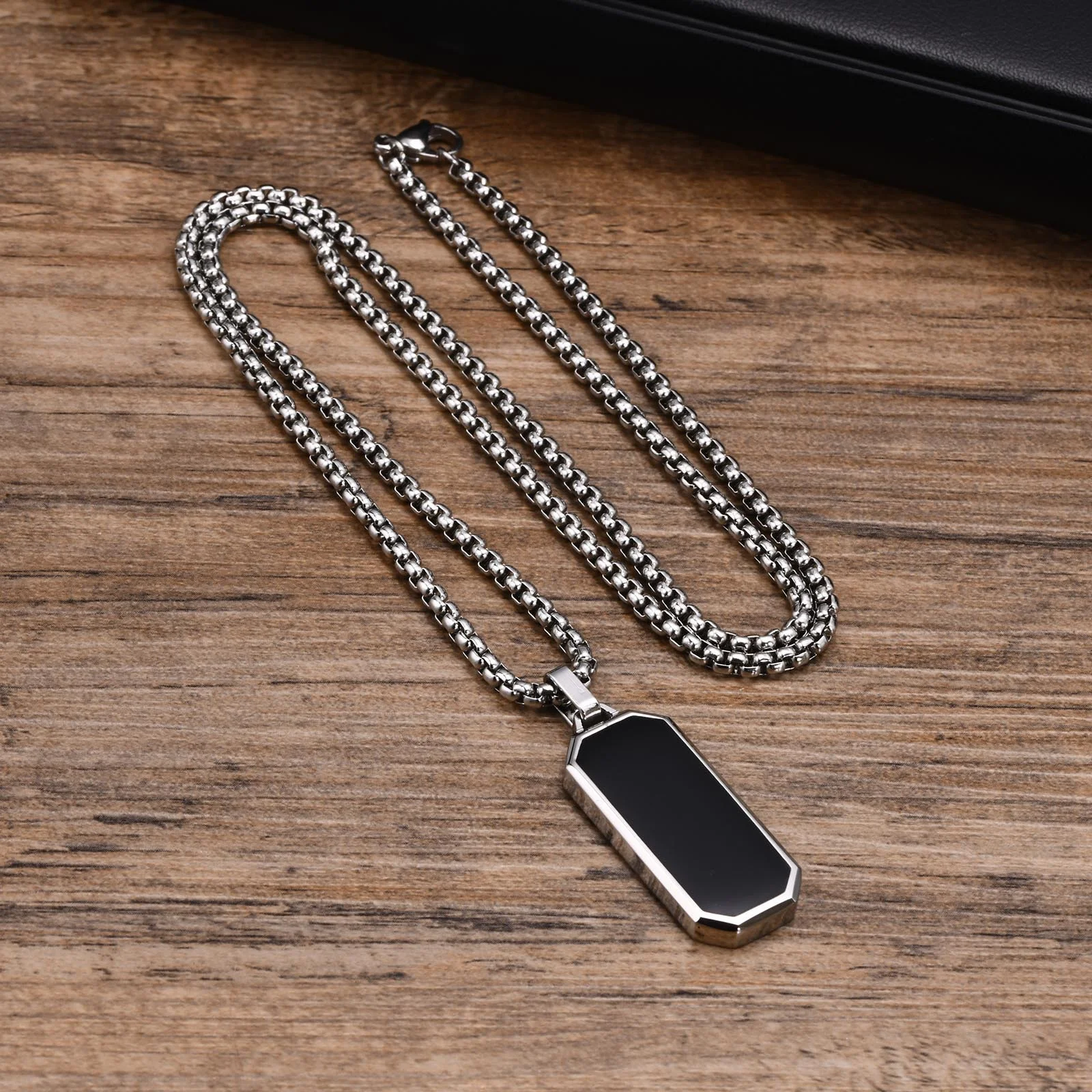 Pingente Simplicity de aço inoxidável para homens. Design minimalista, elegante e durável para uso diário. Acessório perfeito para complementar seu estilo. — foto 9