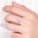 Anel de micro cravação Sweet Retro Lace para brilho delicado. Perfeito para diamantes pequenos, realça a joia com elegância. — foto 14