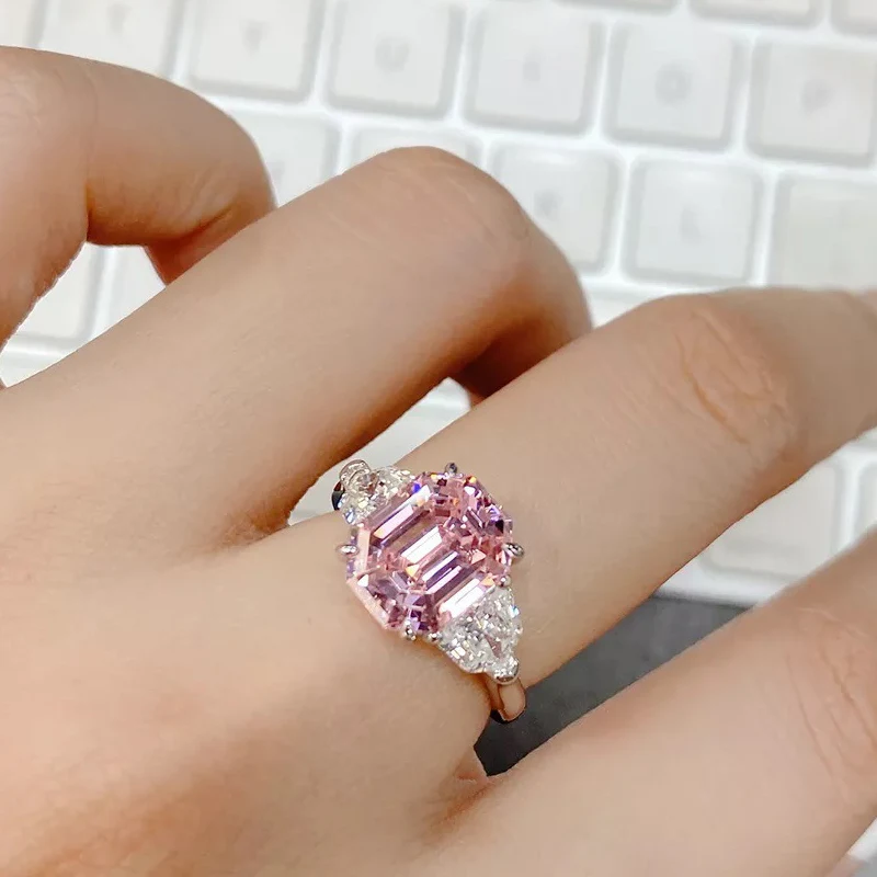 Anel de noivado feminino moderno, banhado a prata 925, 4 quilates, com zircônia 5A. Um toque de brilho e elegância. — foto 6