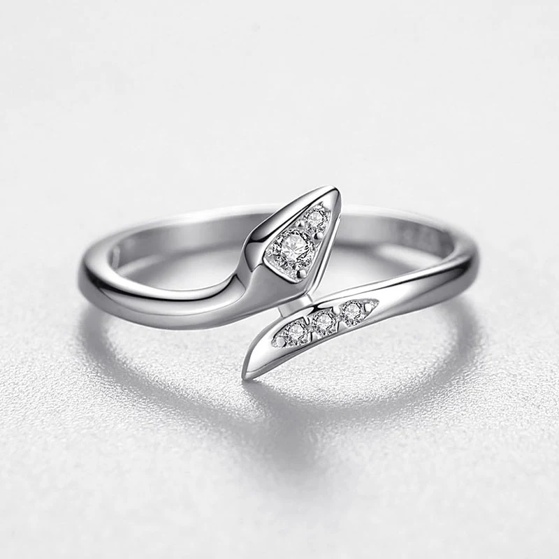 Anel de cobra em prata esterlina feminino, empilhável e delicado. Banda stackable, elegante e versátil, perfeito para looks modernos e sofisticados. — foto 9