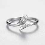 Anel de cobra em prata esterlina feminino, empilhável e delicado. Banda stackable, elegante e versátil, perfeito para looks modernos e sofisticados. — foto 9