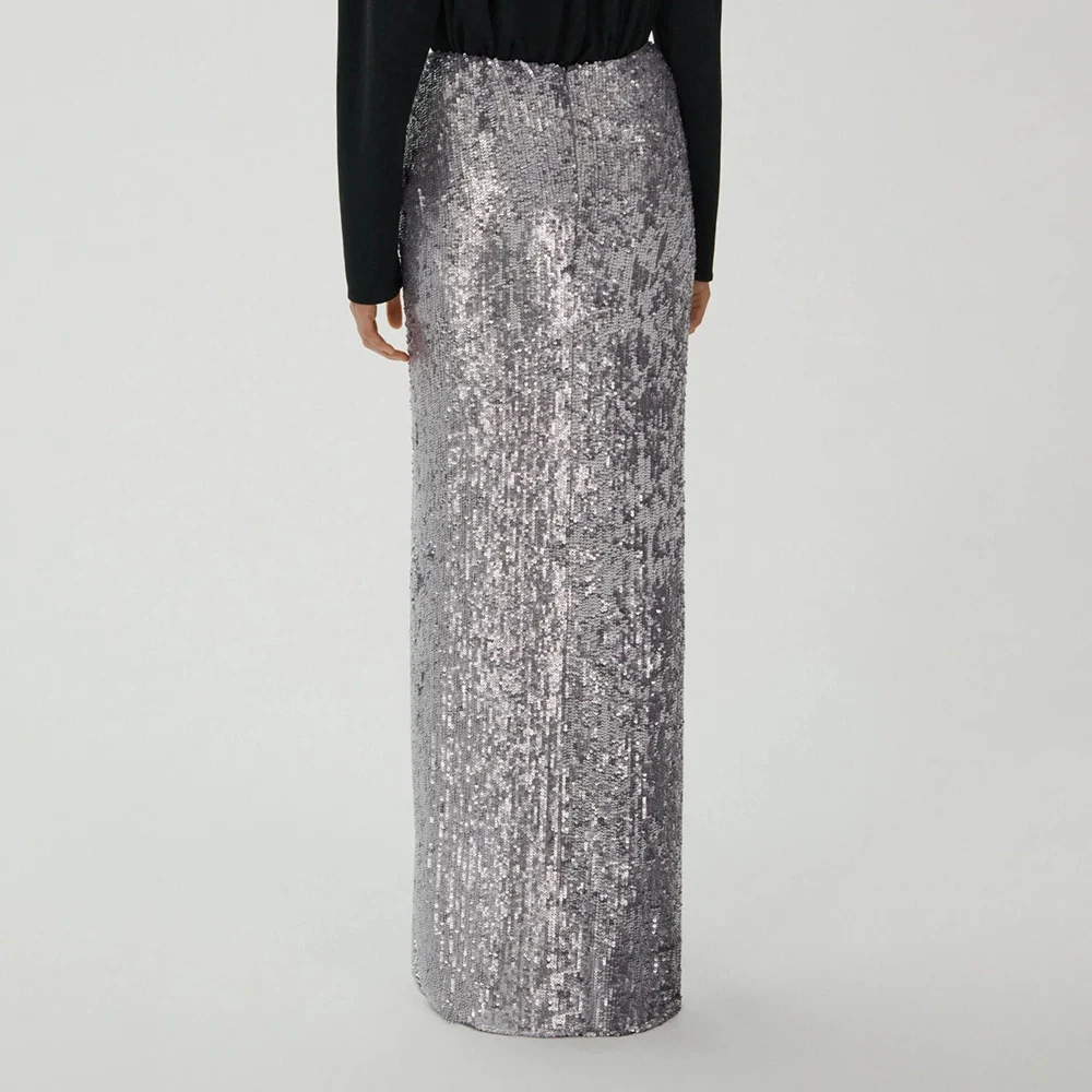 Vestido plateado de otoño, nuevo estilo con falda brillante. Perfecto para ocasiones especiales, elegante y moderno. Destaca con este look. — foto 1