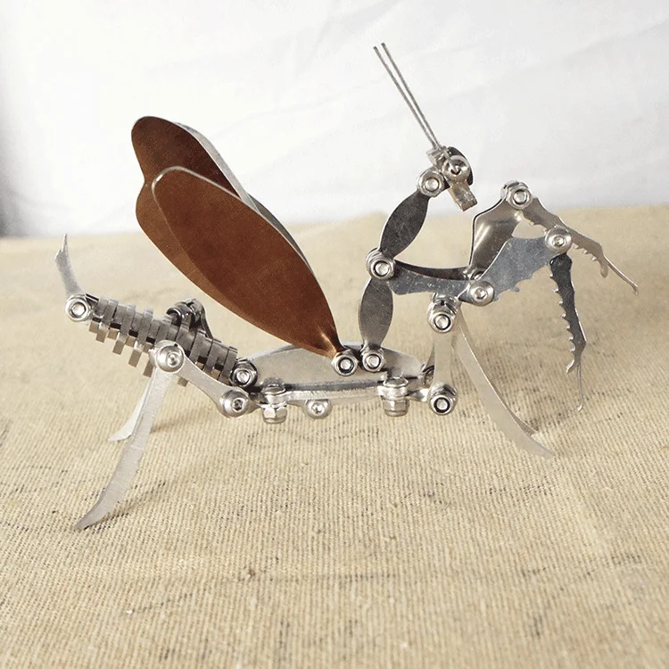 Title 8, Enfeites Modelo Mantis de Metal Dobrável