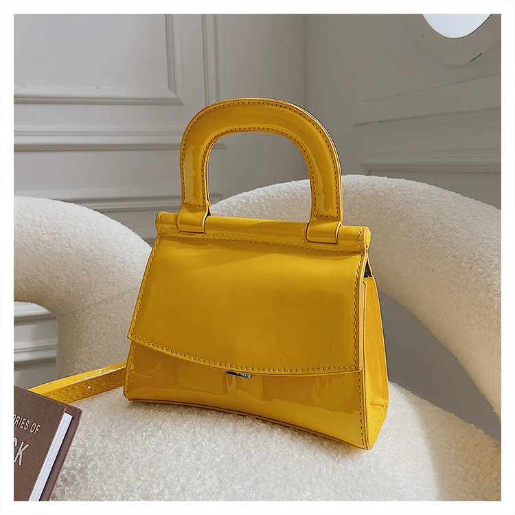 Bolsa feminina de ombro envernizada e brilhante Messenger Sofisticação e praticidade juntas para carregar seus pertences com estilo. Perfeita para diversas ocasiões. — foto 15