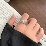 Anel de prata esterlina simples e avançado. Design elegante para uso diário e ocasiões especiais, um acessório atemporal. — foto 2