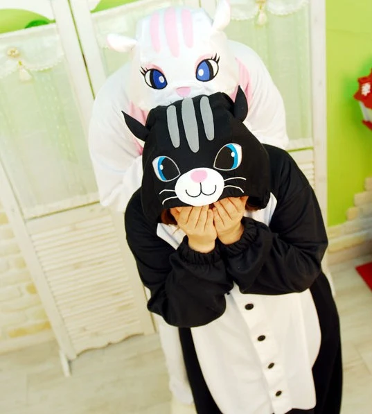 Title 4, Witte kat cartoon pyjama