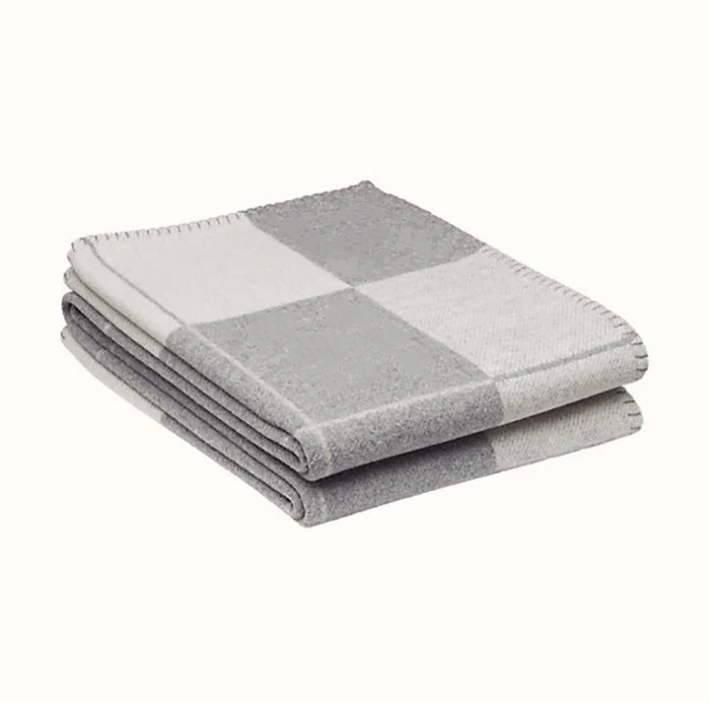 Sofá de Escritório com Manta e Ar Condicionado para Casa. Conforto e frescor no seu espaço de trabalho ou descanso, ideal para uso doméstico — foto 2