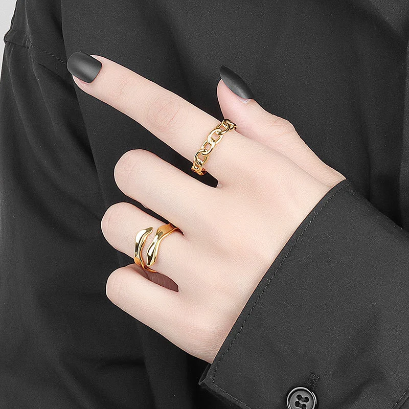 Anel Coreano Minimalista Irregular Feminino Design Sofisticado. Joia elegante e moderna, ideal para mulheres que buscam um toque de originalidade. — foto 7