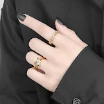 Anel Coreano Minimalista Irregular Feminino Design Sofisticado. Joia elegante e moderna, ideal para mulheres que buscam um toque de originalidade. — foto 7