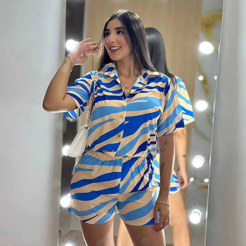 Traje de camisa con solapa y manga corta estampada para mujer, ideal para un look moderno y elegante. Perfecto para el trabajo o salir. — foto 4