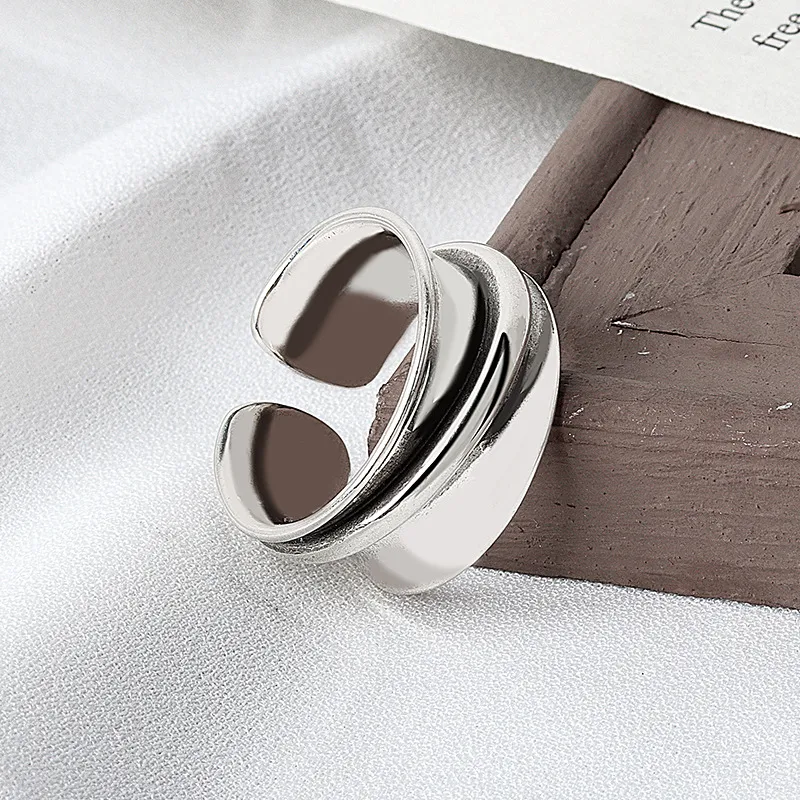 Novo Anel Feminino Moda Simples Rosto Largo Liso – Charme e Sofisticação para o Seu Dia a Dia – Design Moderno e Confortável — foto 1
