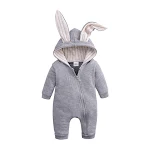 Macacão infantil de uma peça com orelhas grandes de coelho, macio e confortável. Ideal para brincar e dormir, fácil de vestir e tirar, perfeito para seu bebê. — foto 9