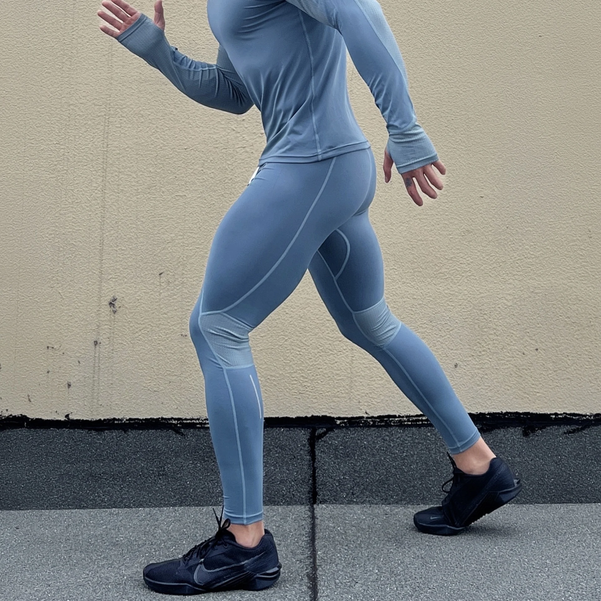 Heren trainingsbroek met hoge elasticiteit en sneldrogend. Perfect voor intensieve trainingen, biedt comfort en optimale bewegingsvrijheid. — foto 4