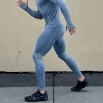 Heren trainingsbroek met hoge elasticiteit en sneldrogend. Perfect voor intensieve trainingen, biedt comfort en optimale bewegingsvrijheid. — foto 4