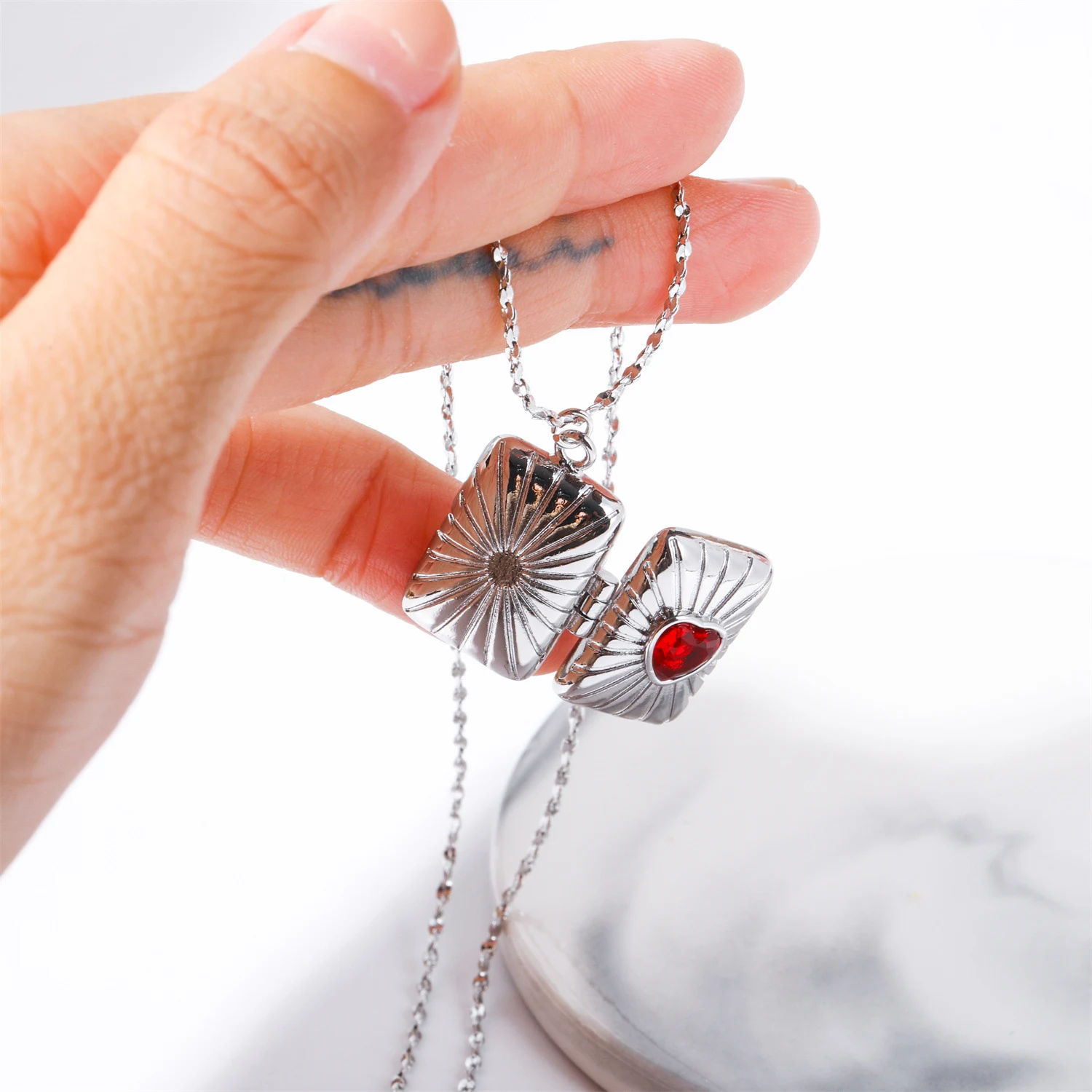 Colar Retrô com Caixa de Álbum Amor Zircônia para Mulheres. Colar personalizado, corrente de clavícula e joia. Perfeito para presentear e amar. — foto 7