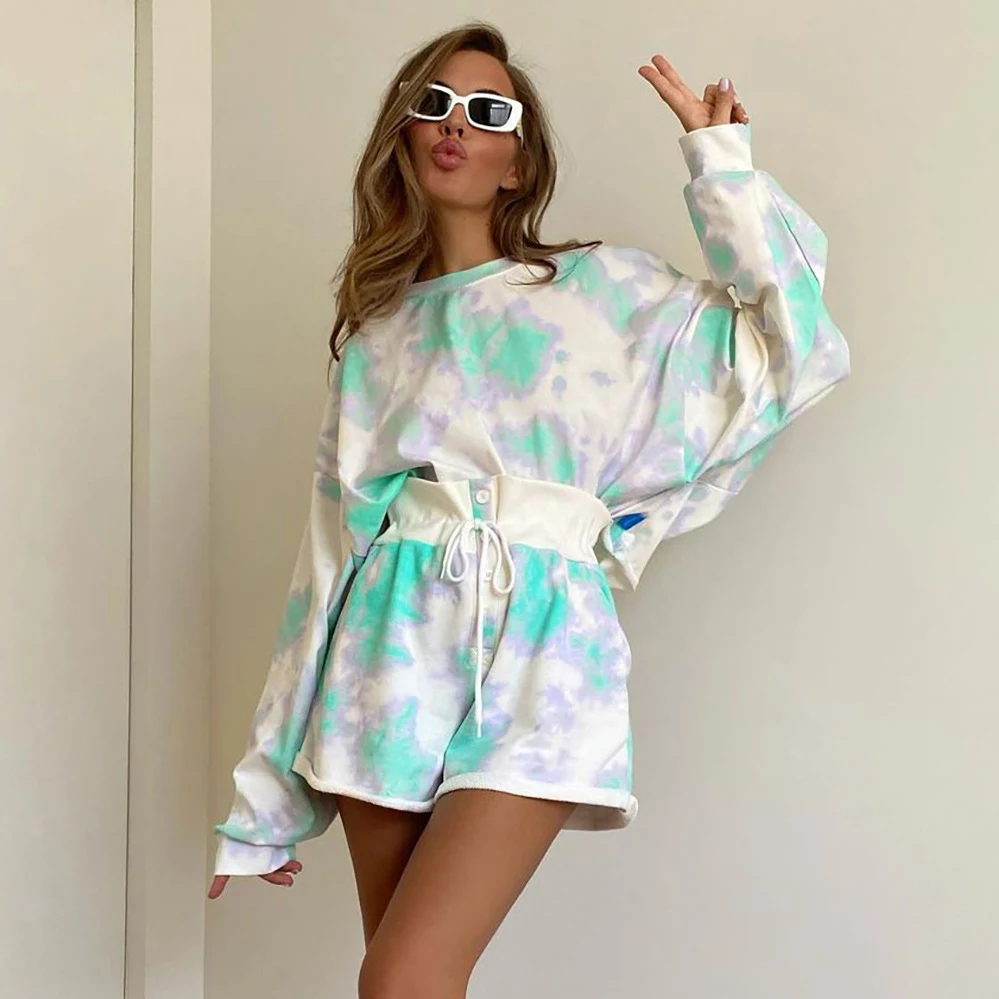 Dames tweedelige set met vetershorts en tie-dye. Perfect voor een casual en trendy look, combineert comfort en stijl moeiteloos. — foto 4