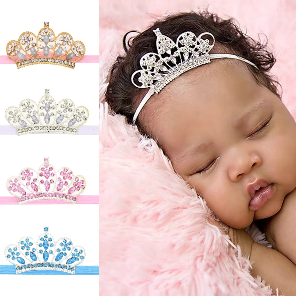 Coroa de strass para bebê Faixa fina e elástica Ideal para fotos e eventos especiais. Confortável e charmosa para a sua princesinha. — foto 7